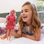 Mattel Barbie Fashionistas Doll Num 151 Μελαχρινή Κούκλα Με Φόρεμα Red Paisley Top FBR37 / GHW65
